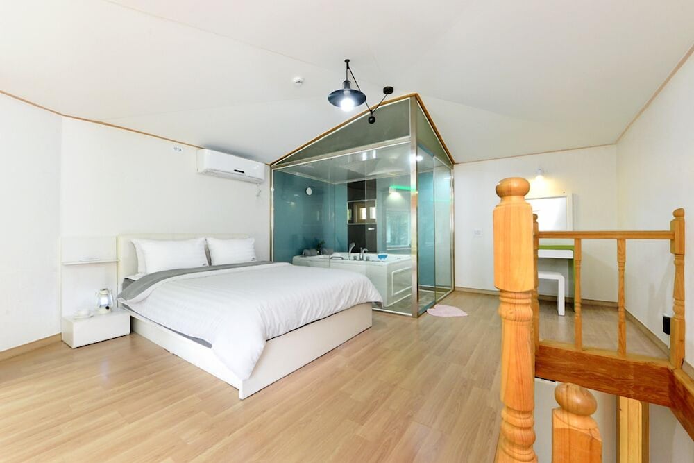 Gapyeong Camel Pension 13/50