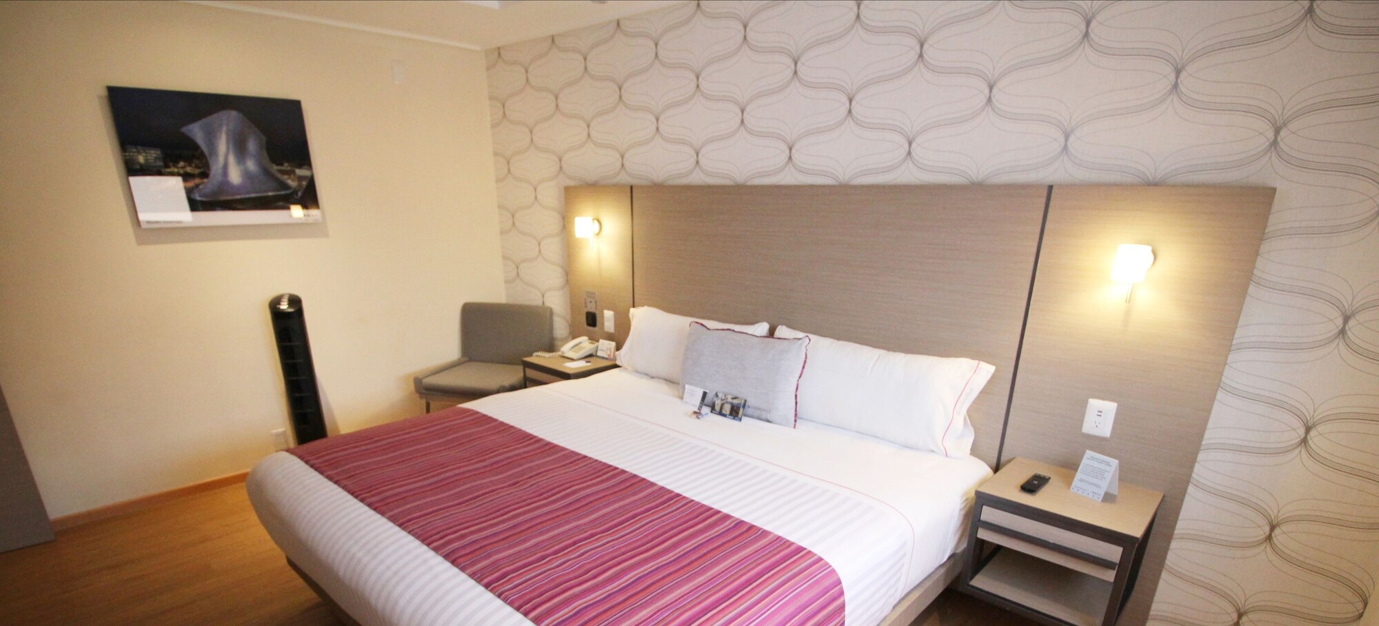 PREMIER, KING BED