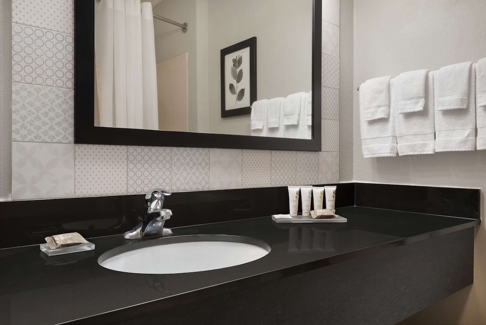 Country Inn & Suites by Radisson, Brookings, SD 10/39