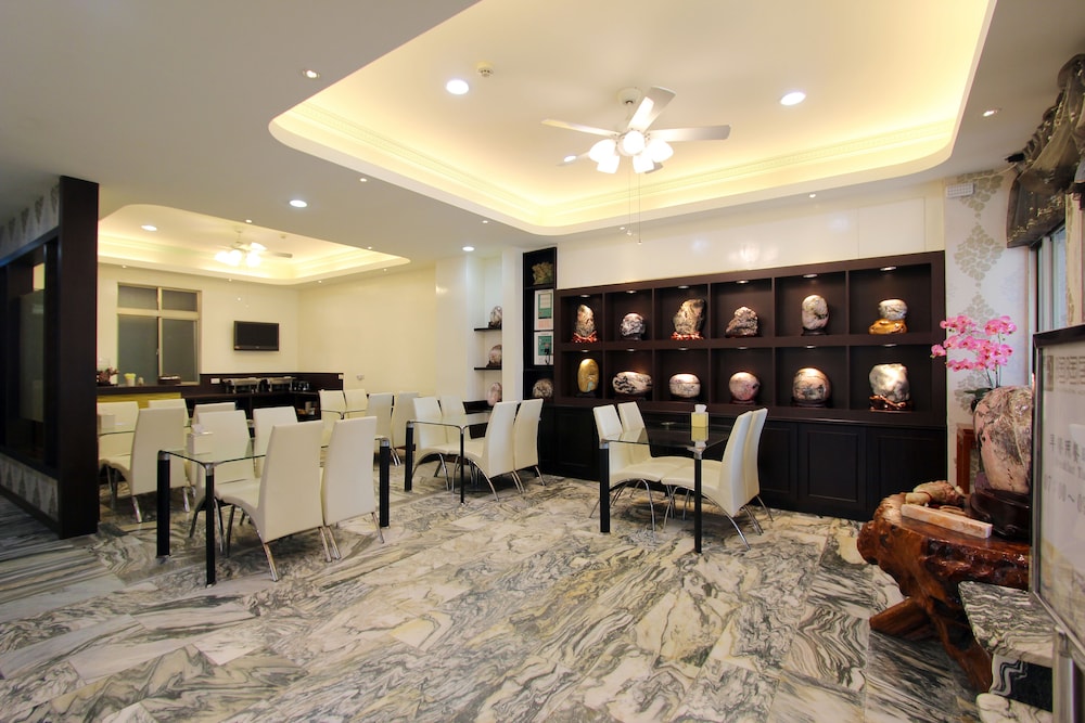 Tau Tau Chu Hotel 13/66