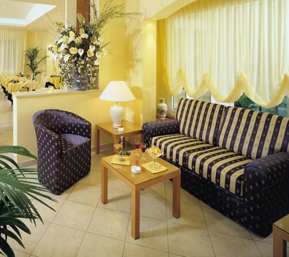Hotel Cannes 18/37
