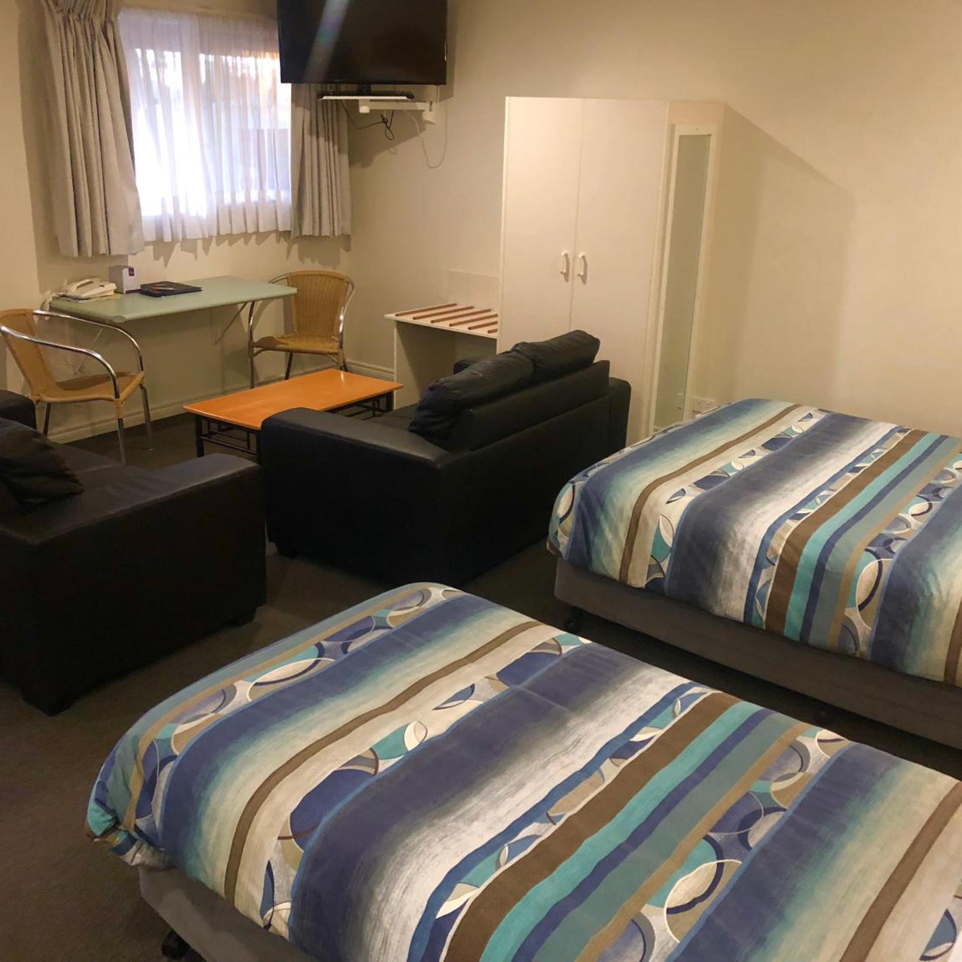 SHEFFIELD MOTOR INN 13/43