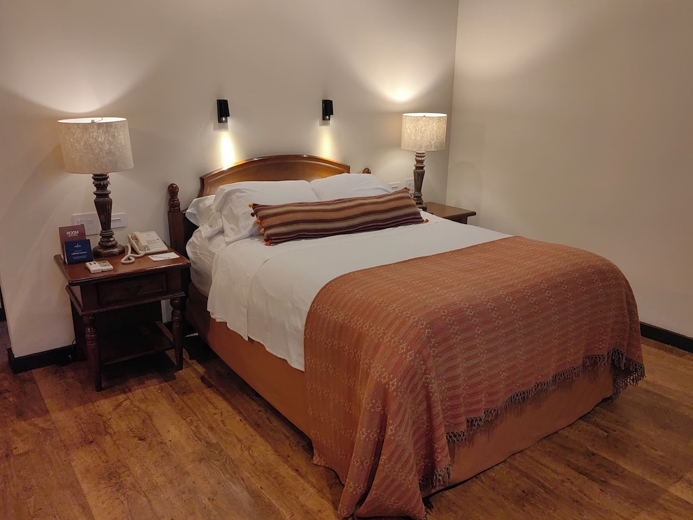 DELUXE, QUEEN BED