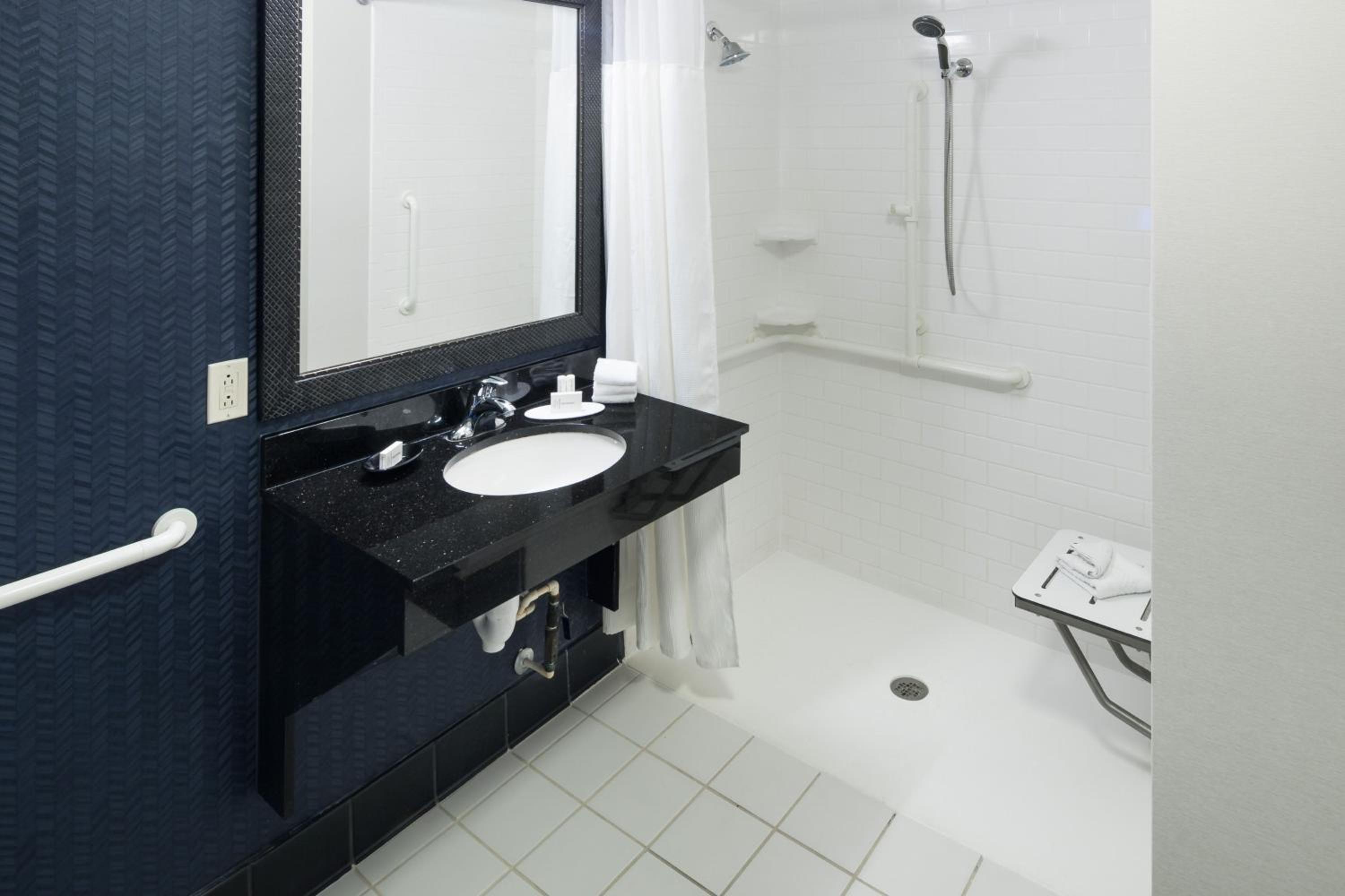 غرفة بسرير كينج بحوض استحمام لذوي الإعاقة، Fairfield Inn And Suites Orlando At Seaworld 7/10