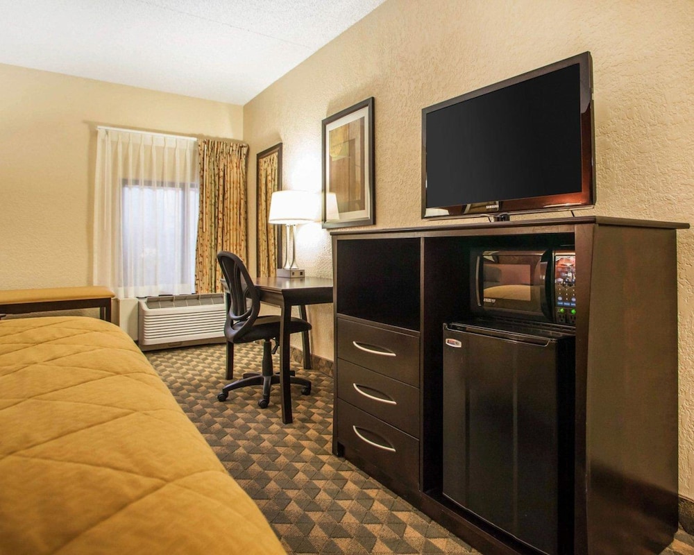 Quality Inn and Suites Ames Conference Center Near ISU Campus 40/48