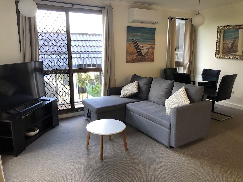 Coral Towers Holiday Suites 46/69