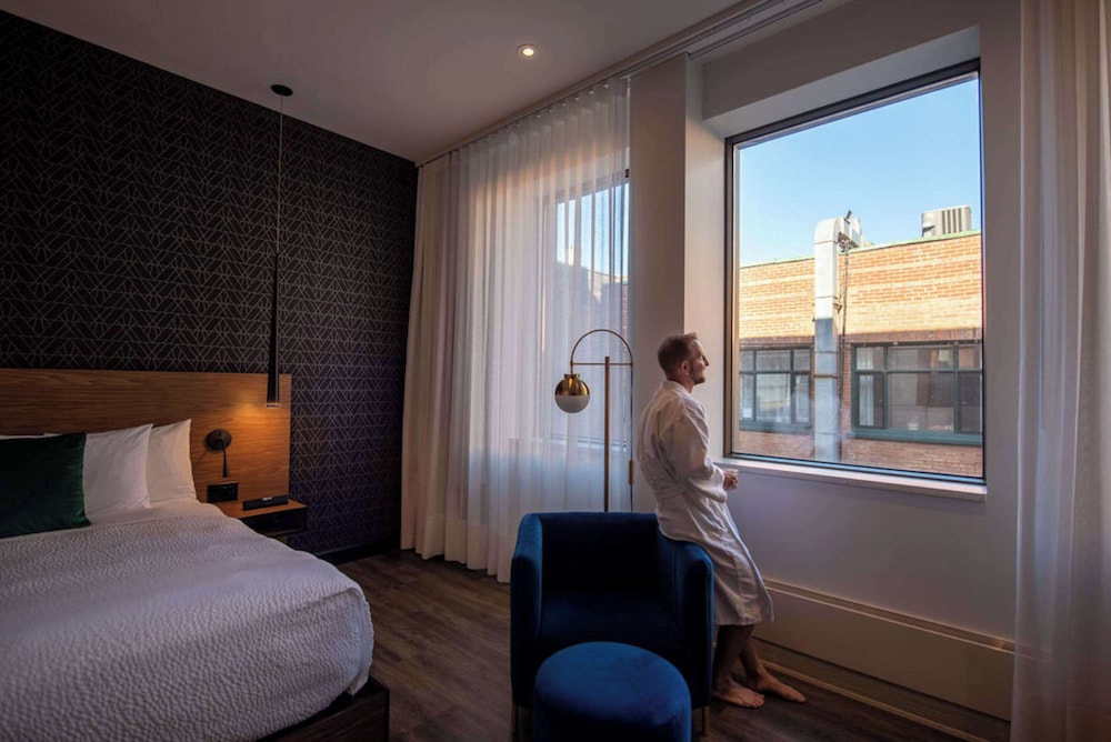 Upgrade, Suite, Queen Bed, Sofa, Hotel Royal William Ascend Hotel Collection 5/10