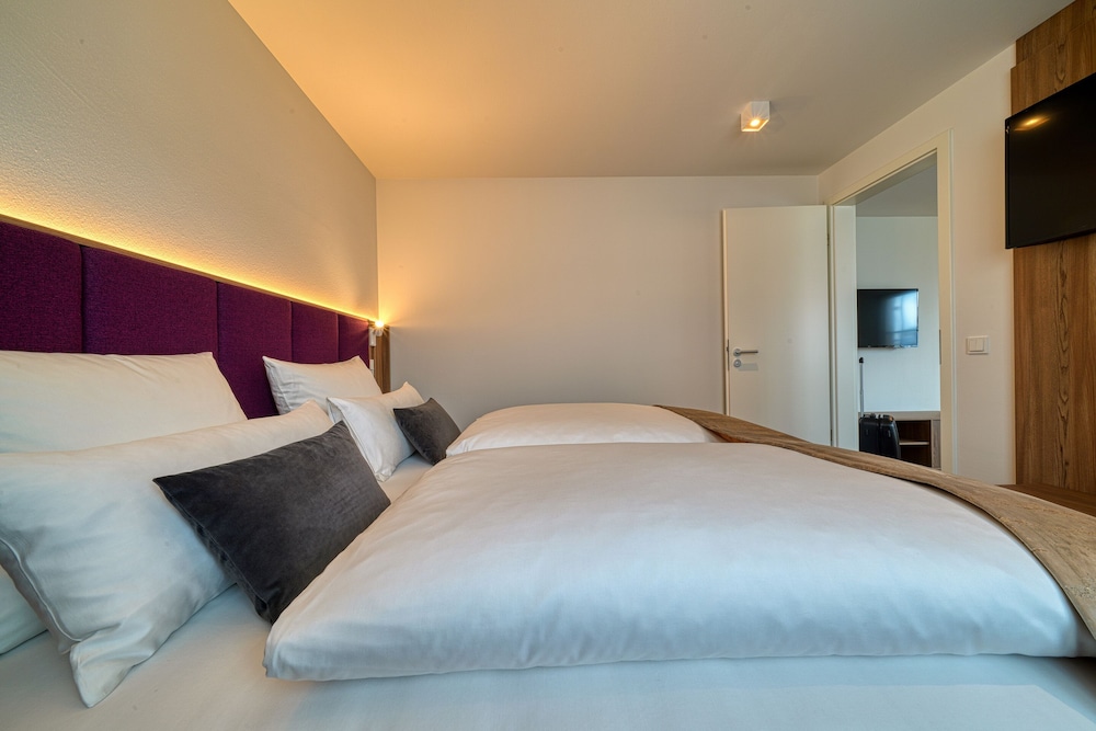 Adventure, Lodge, Queen and Twin Beds, Sofa