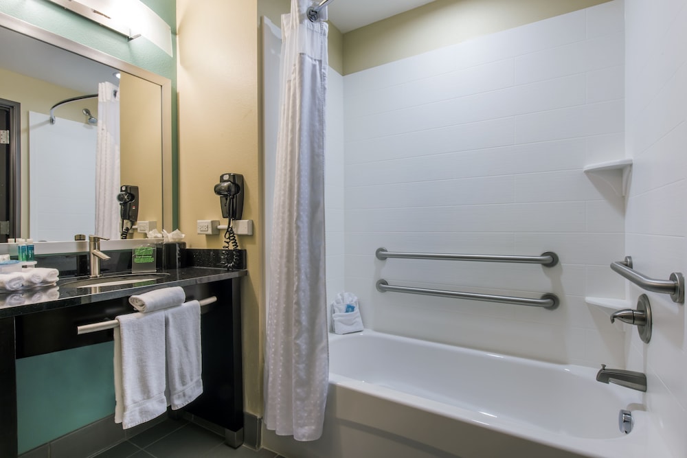 Holiday Inn Express Suites Colorado Springs Central 13/80
