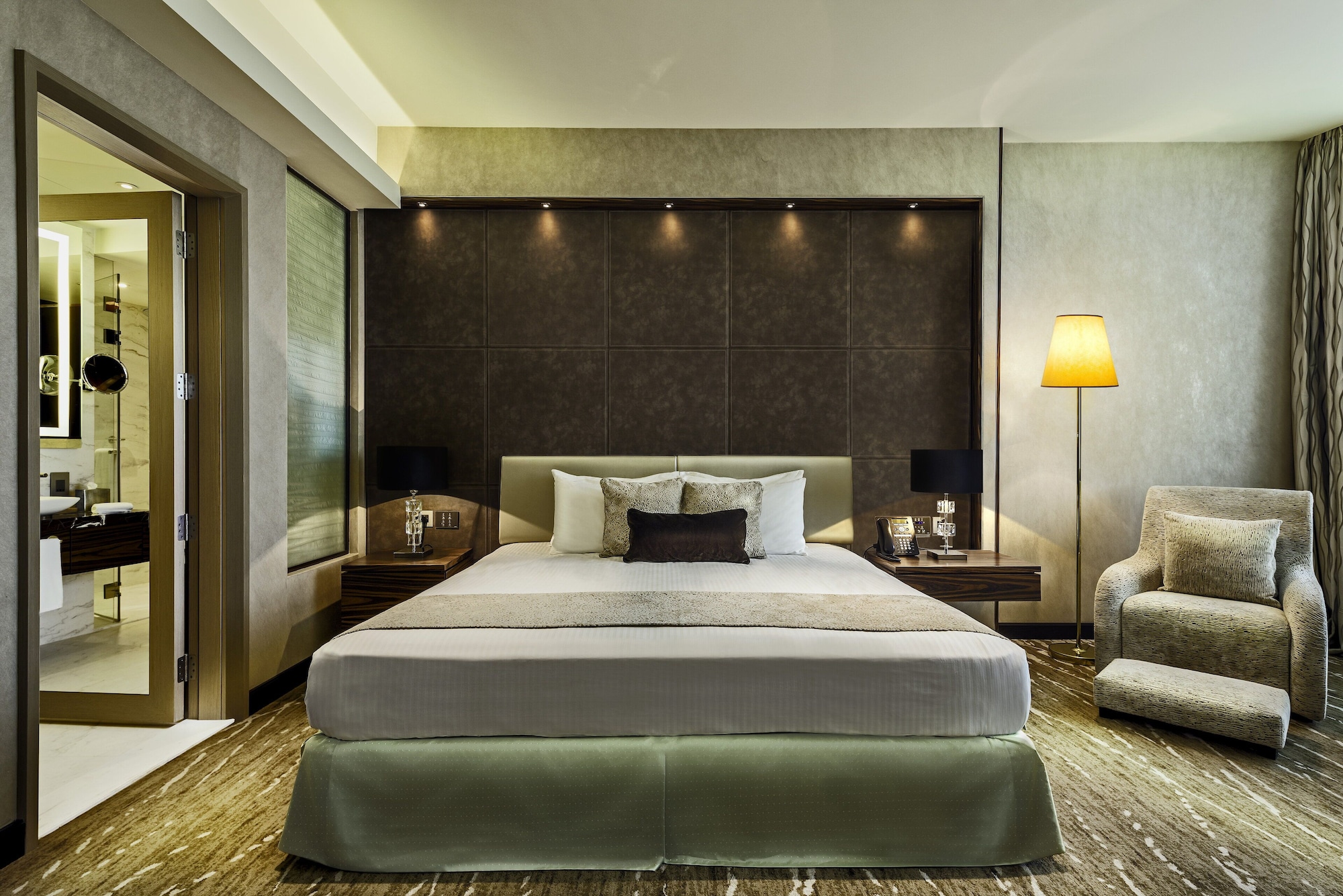 BUSINESS, KING BED