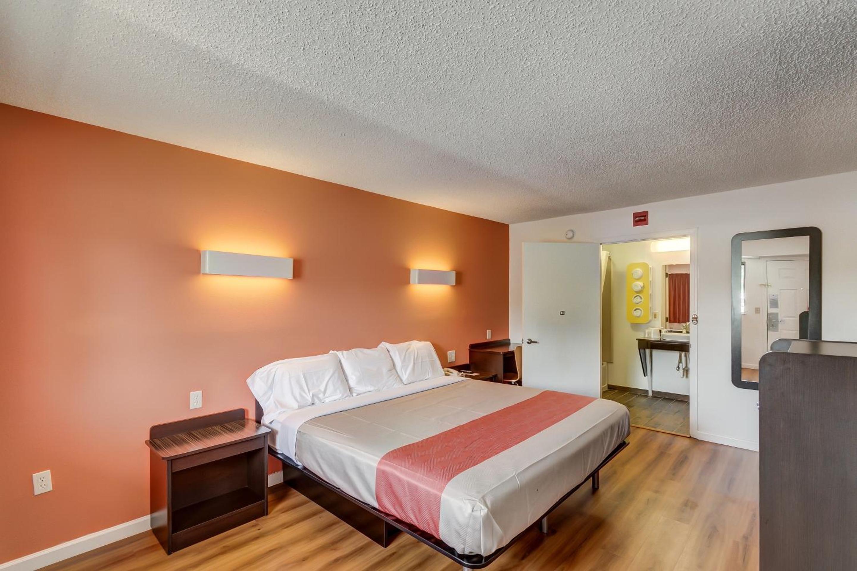 1 King Bed - Mob Acc RI Shwr Nsmk Micfridg 5/7