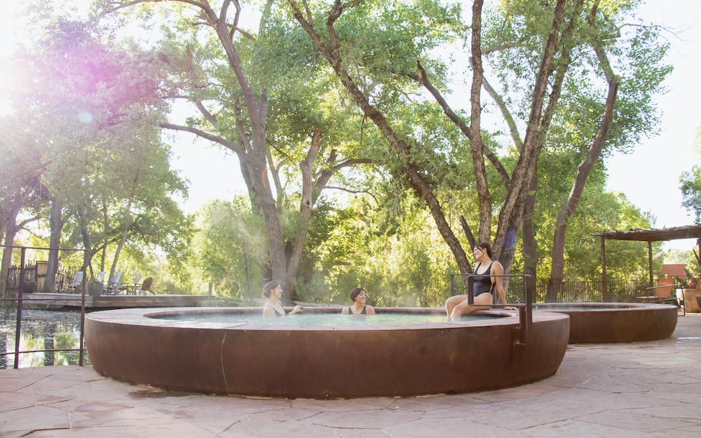 Ojo Santa Fe Spa Resort 90/100