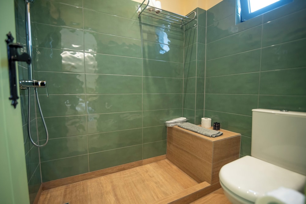 Saronis Hotel 48/50