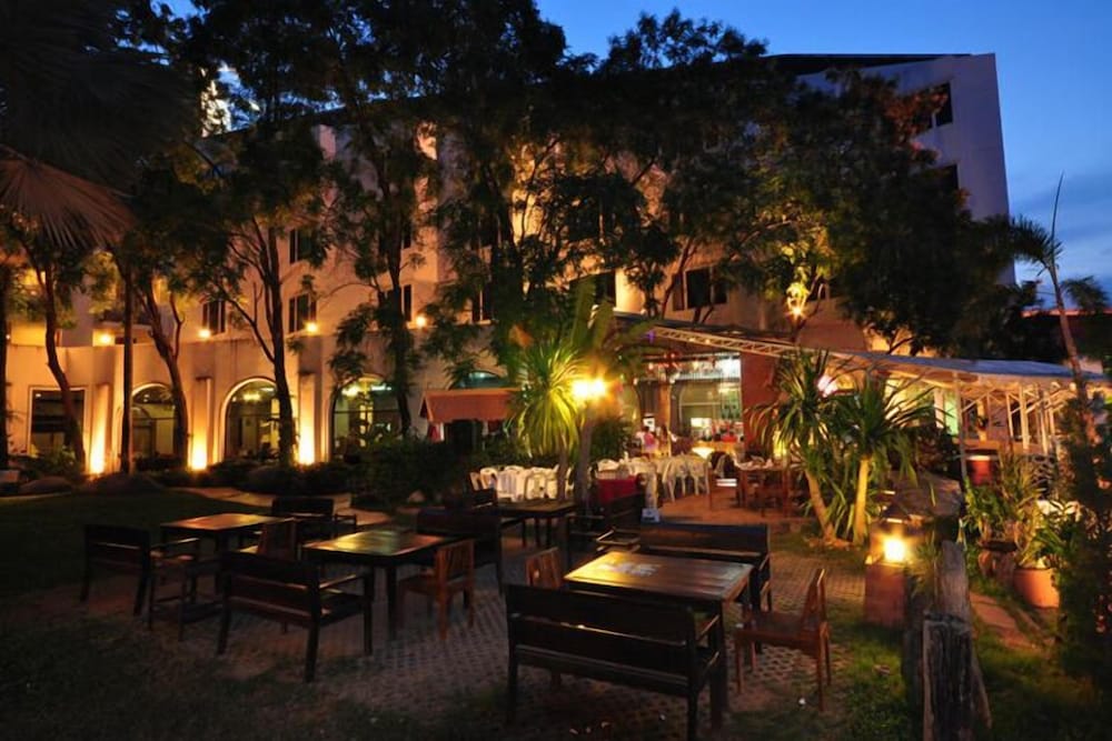 Royal Diamond Hotel 51/55
