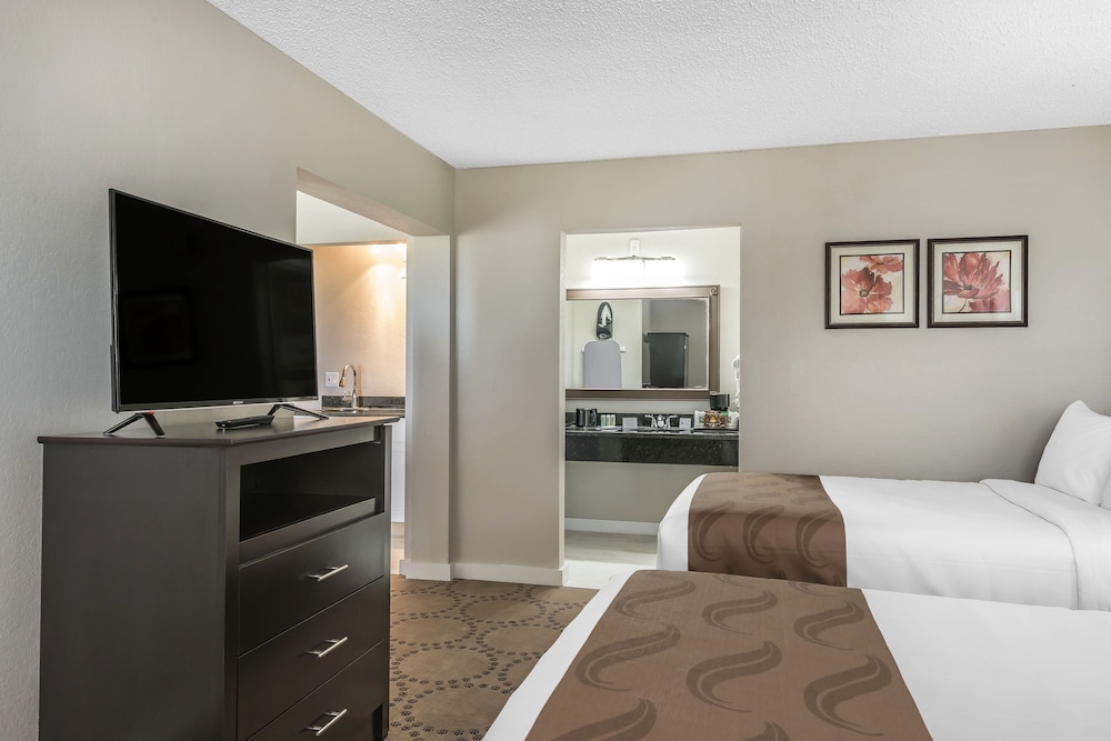 جناح بسريرين مزدوجين بغرفتين مع أريكة، Quality Inn & Suites Kissimmee near Main Gate 7/10