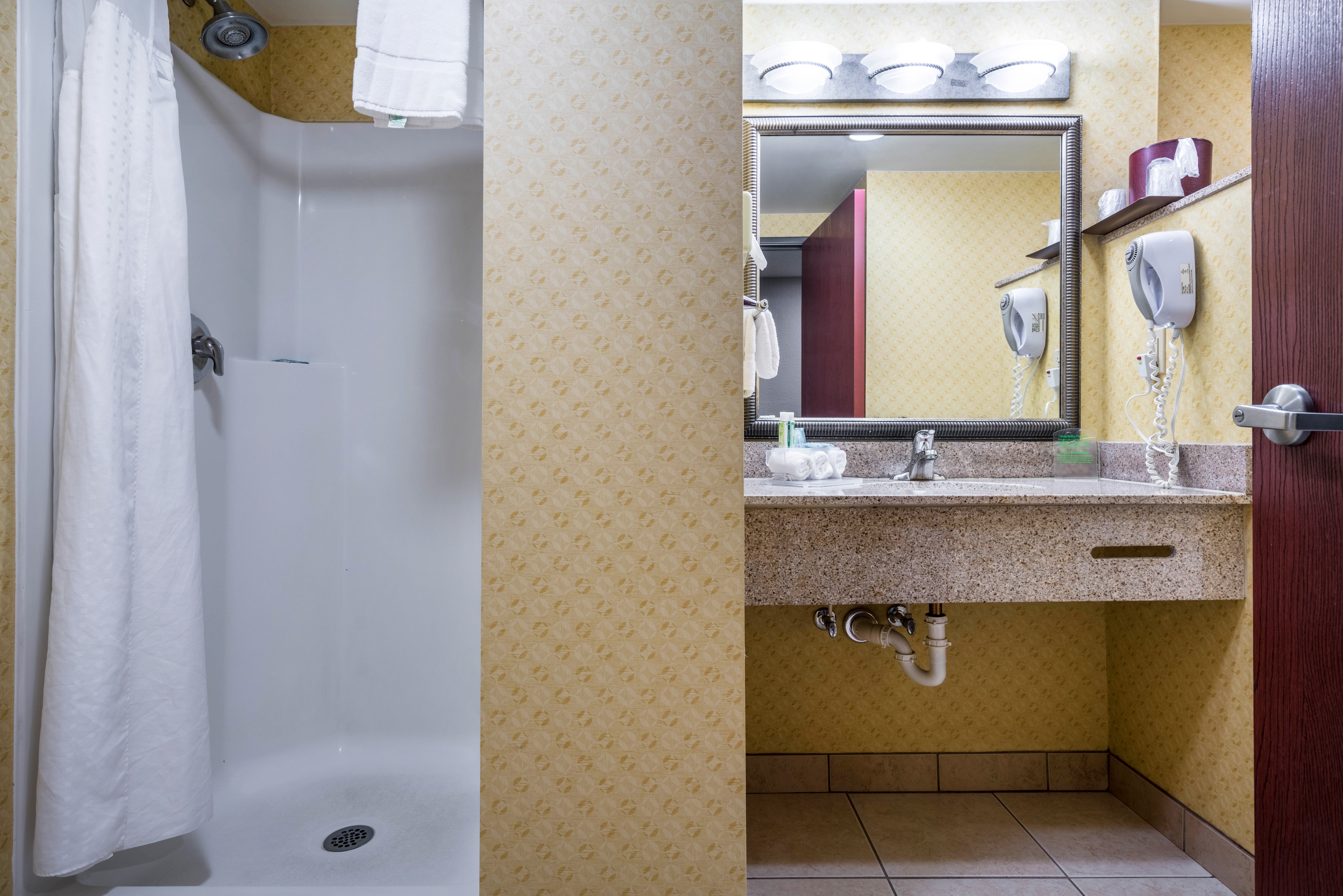 Holiday Inn Express Suites Roanoke Rapids Se 71/72