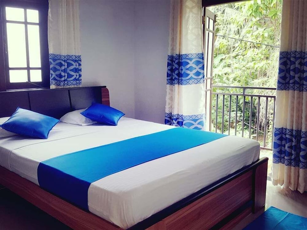 BASIC, QUEEN BED, BEACH SIDE