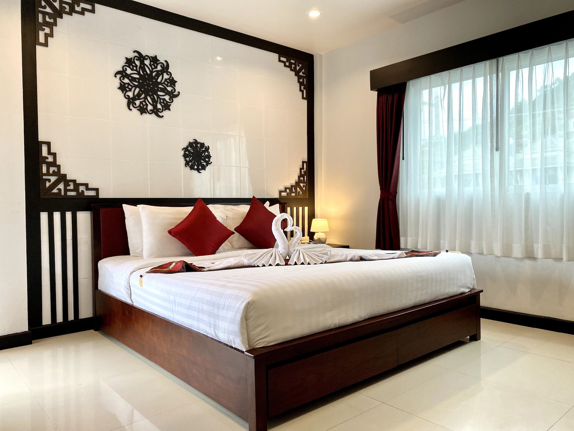 DELUXE, DOUBLE BED
