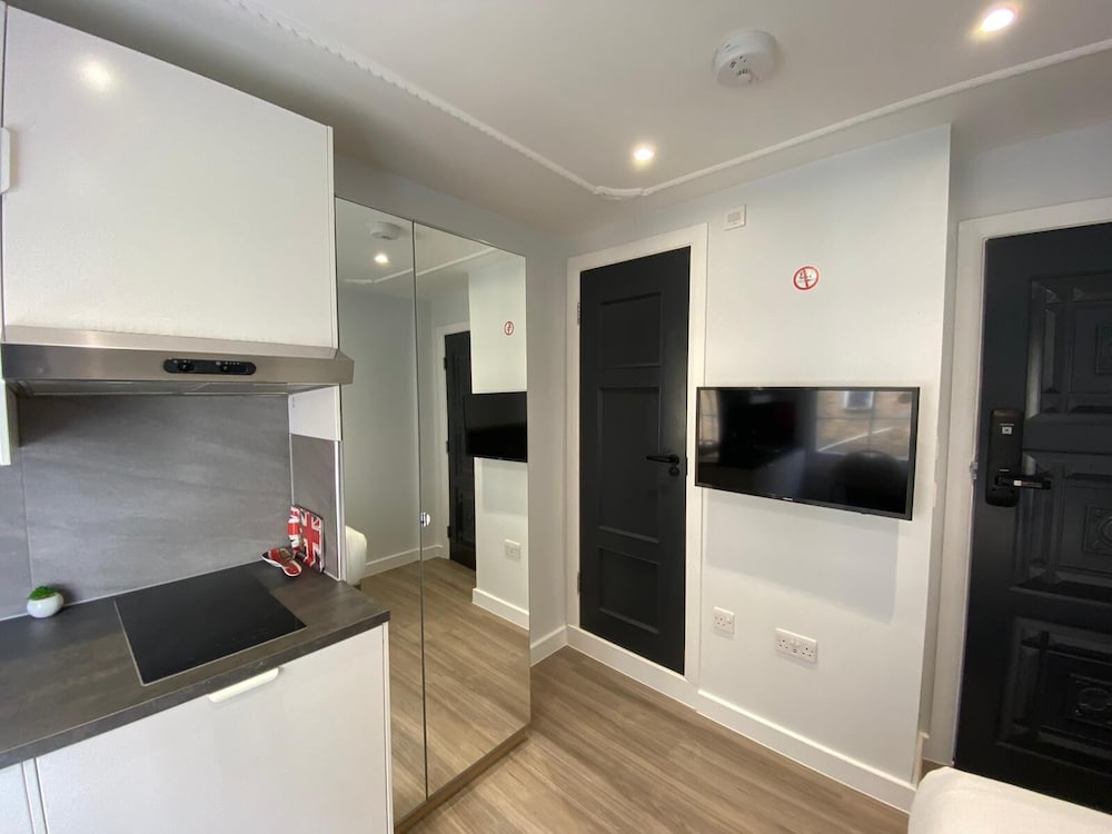 HYDE PARK SUITES 8/55