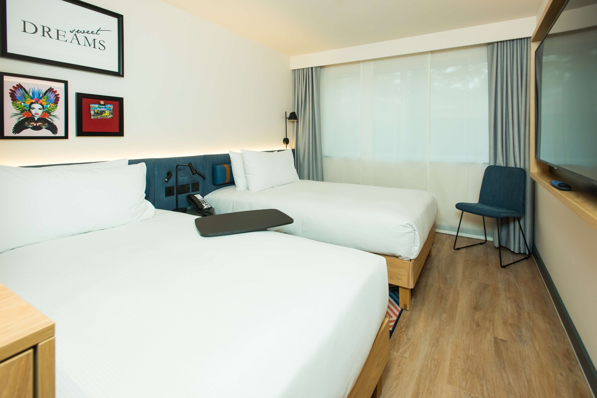 ROOM, TWIN BEDS