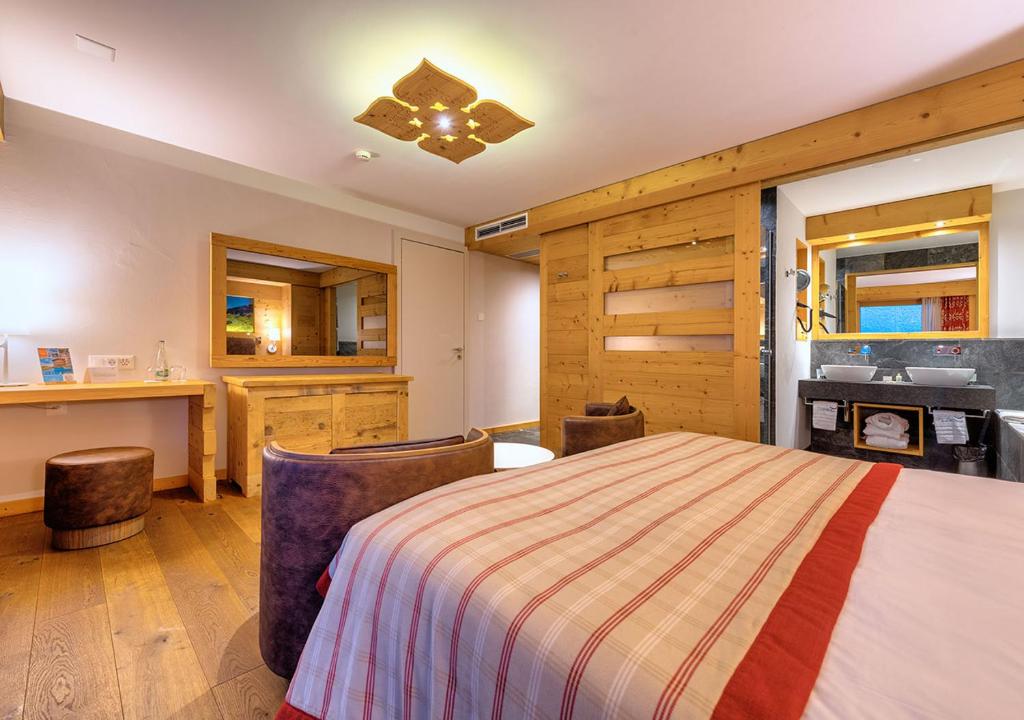 Cozy, Partial View