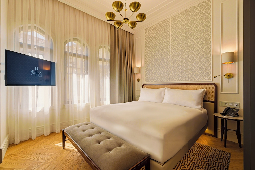Suite, Single, 1 King and 1 Single Beds, Sofa, Living Area, Balcony