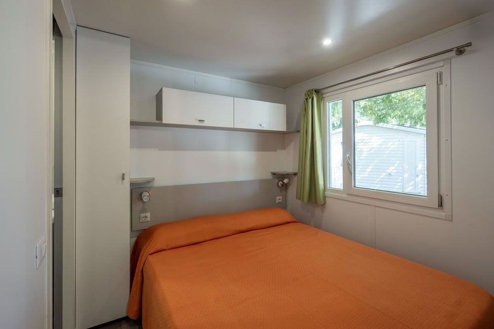 3 Bedrooms, Mobile Home, Premium, 1 Queen and 4 Single Beds