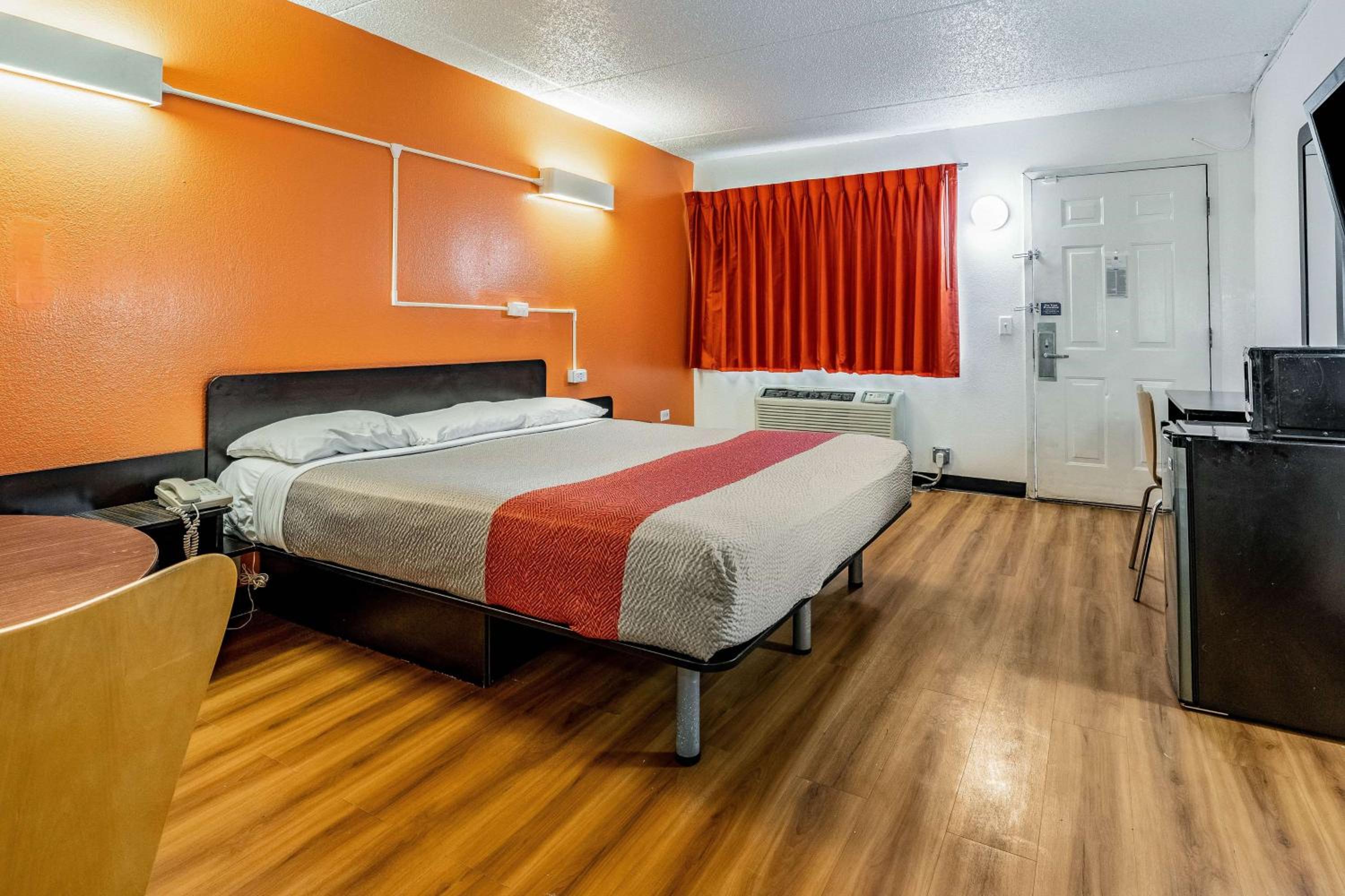 Room, King Bed, Smoking, Accessible
