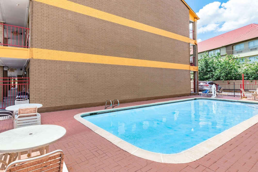 Howard Johnson by Wyndham Houston Hobby Airport 38/61