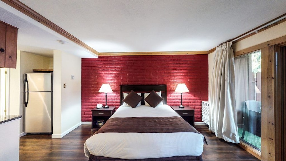 Studio, Queen Bed, Mountain Side, Kitchen