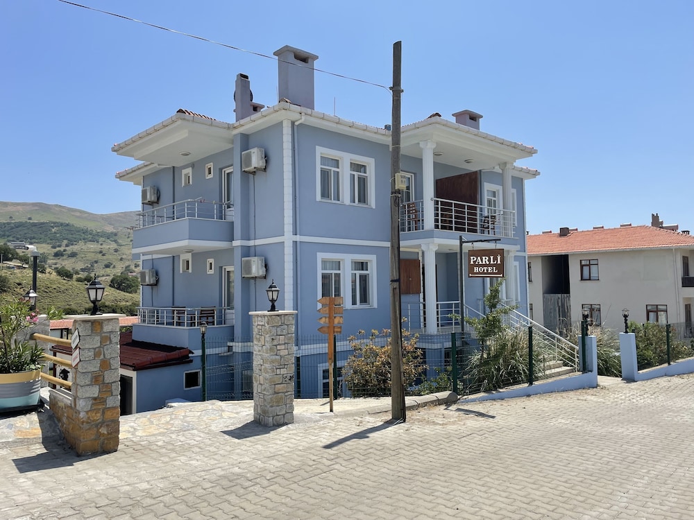 Parli Hotel 27/45