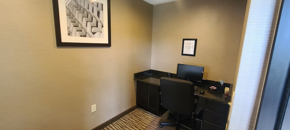 Comfort Inn & Suites Leeds I-20 14/18