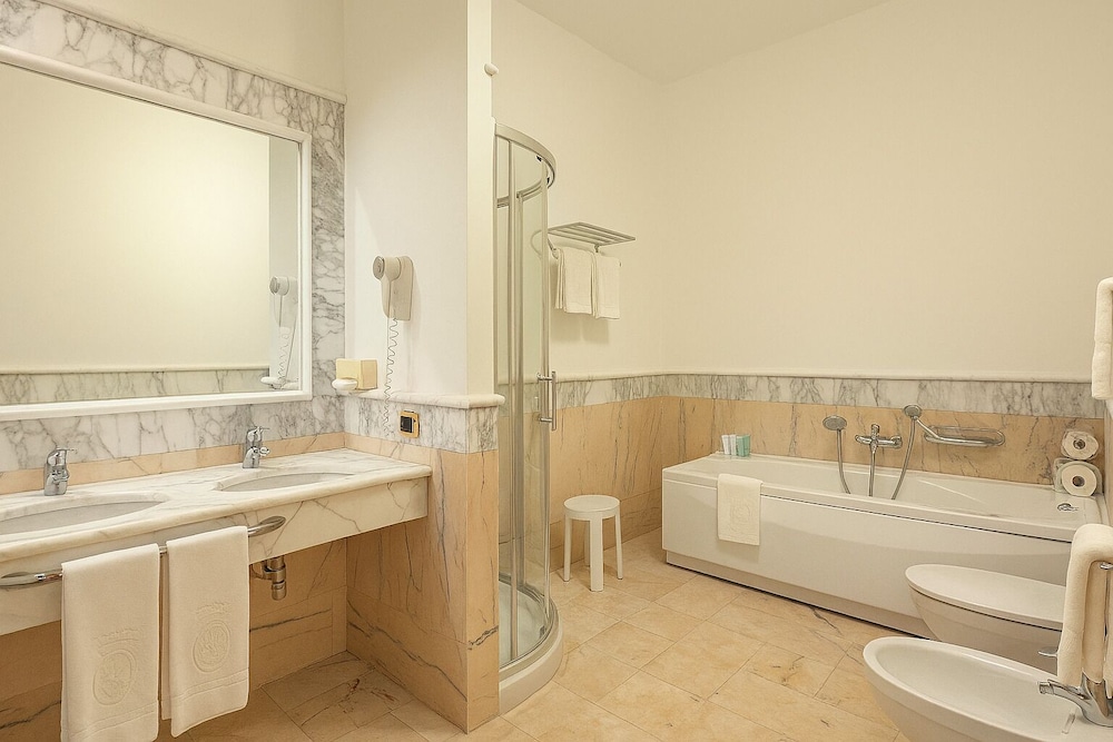 جناح سيغنتشر بسرير كينج بإطلالة على البحر مع أريكة، Grand Hotel Europa Palace 10/10