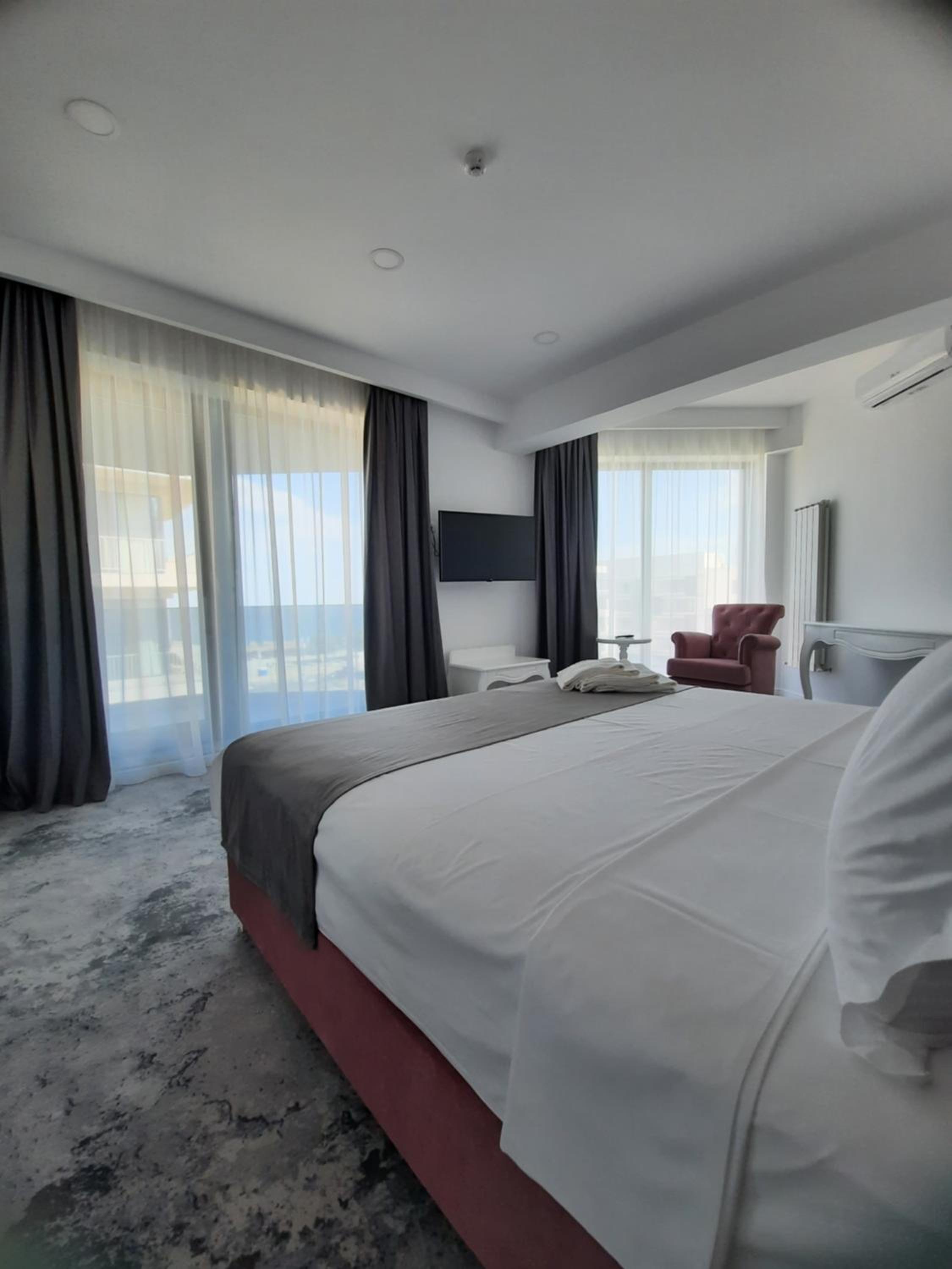 DNH Hotel 5/26