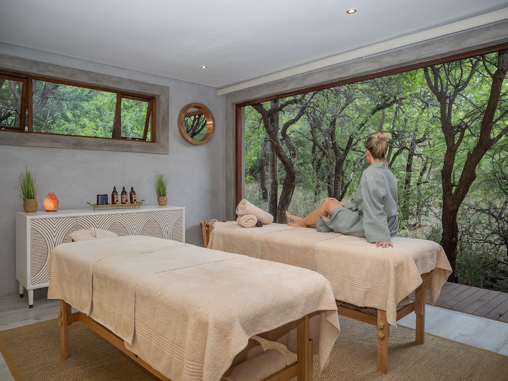 Lush Private Game Lodge 12/50