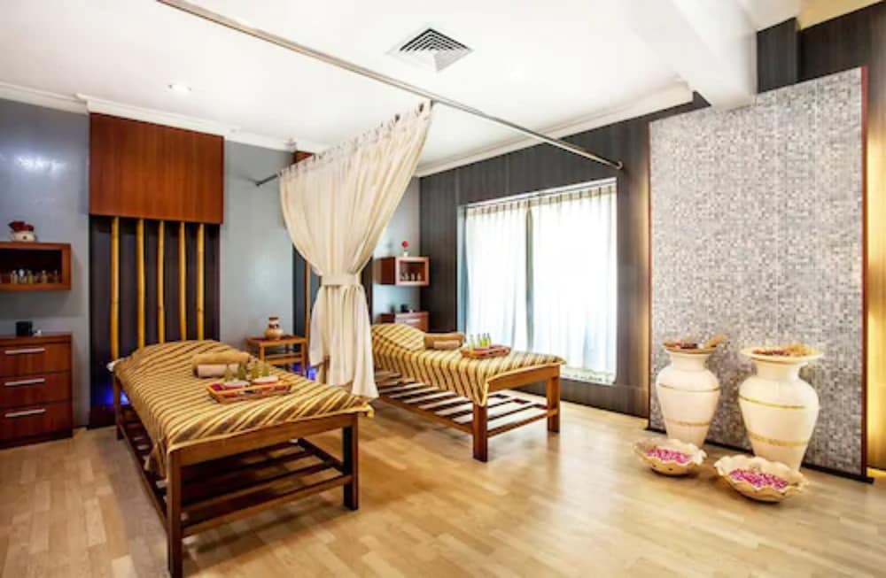 Surabaya Suites Hotel Powered by Archipelago 56/66
