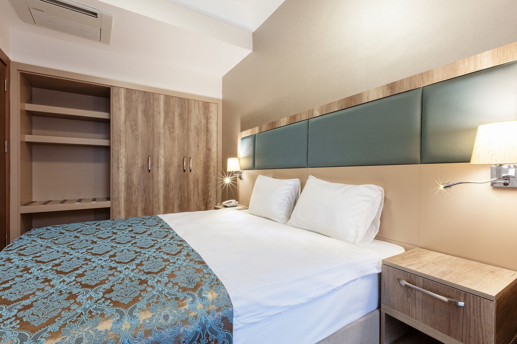 غرفة متصلة بسريرين منفصلين مع أريكة، Mari Suites Hotel 7/10