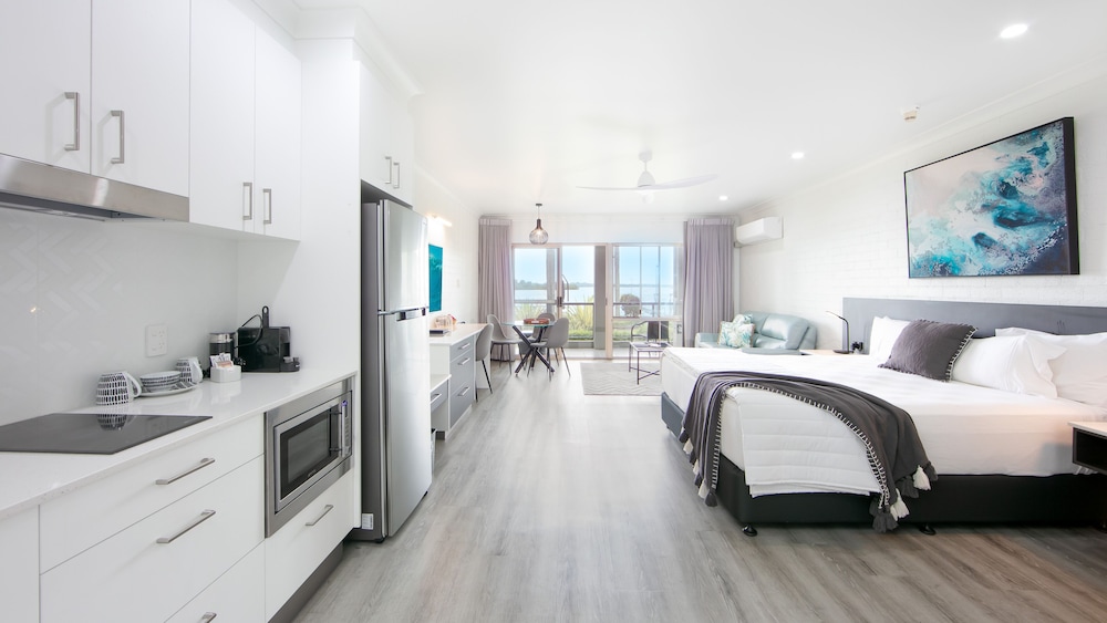 Motel, Premium, King Bed, Water Front