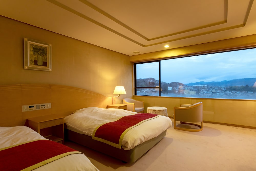 Tsukioka Hotel 12/61