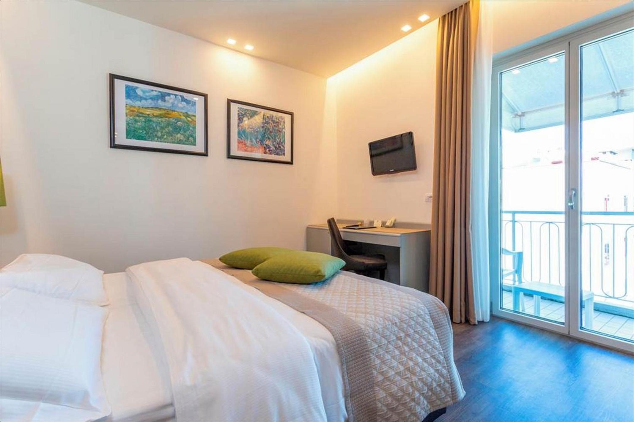 ROOM, DOUBLE OR TWIN BED