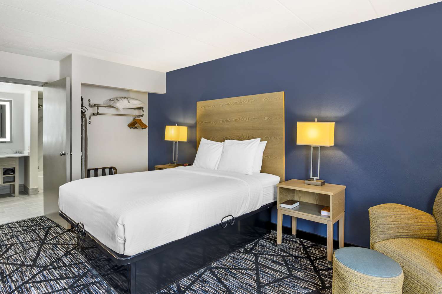 Room, Queen Bed, Bathtub, Accessible