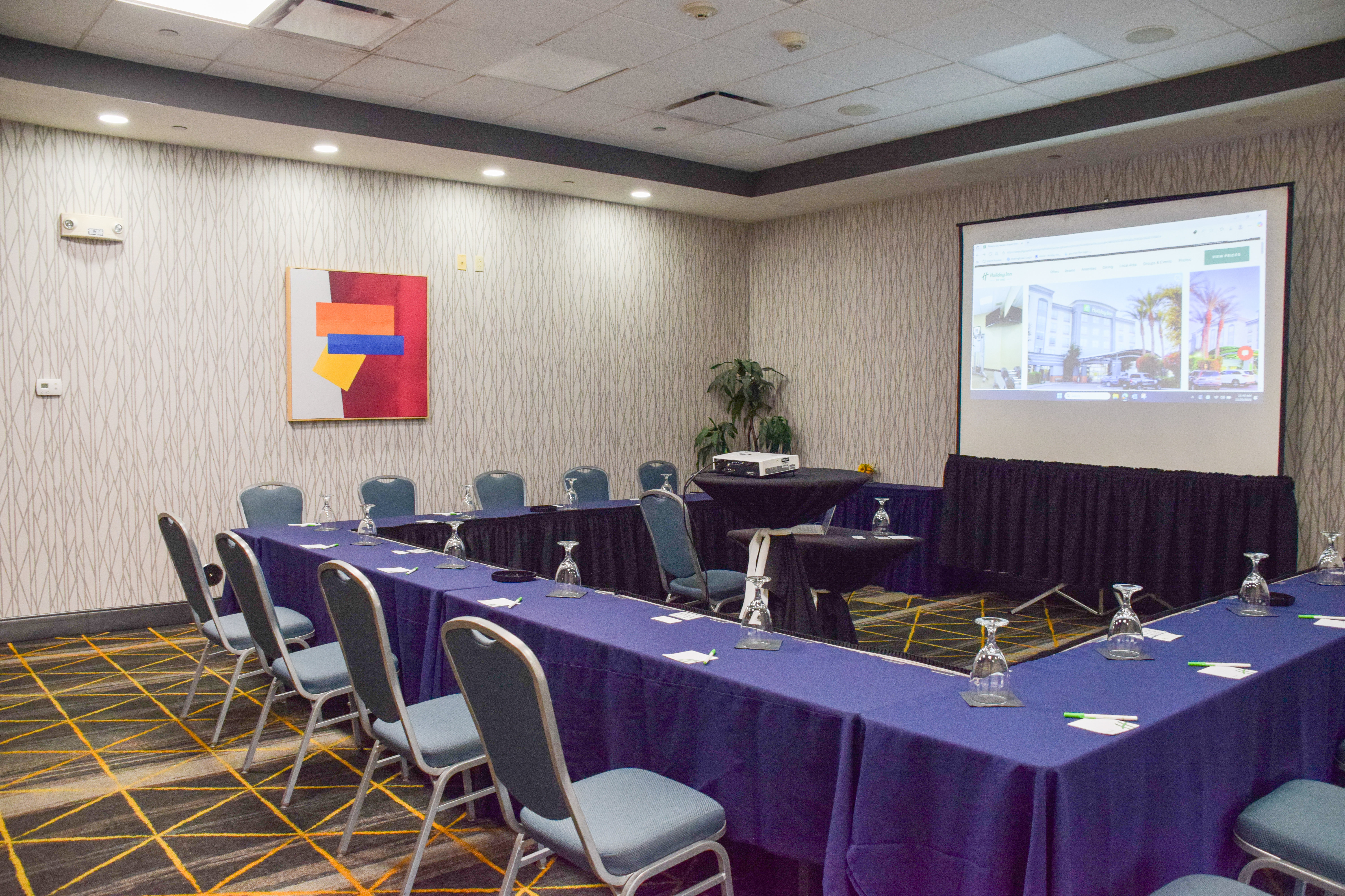 Holiday Inn & Suites Phoenix Airport 68/79