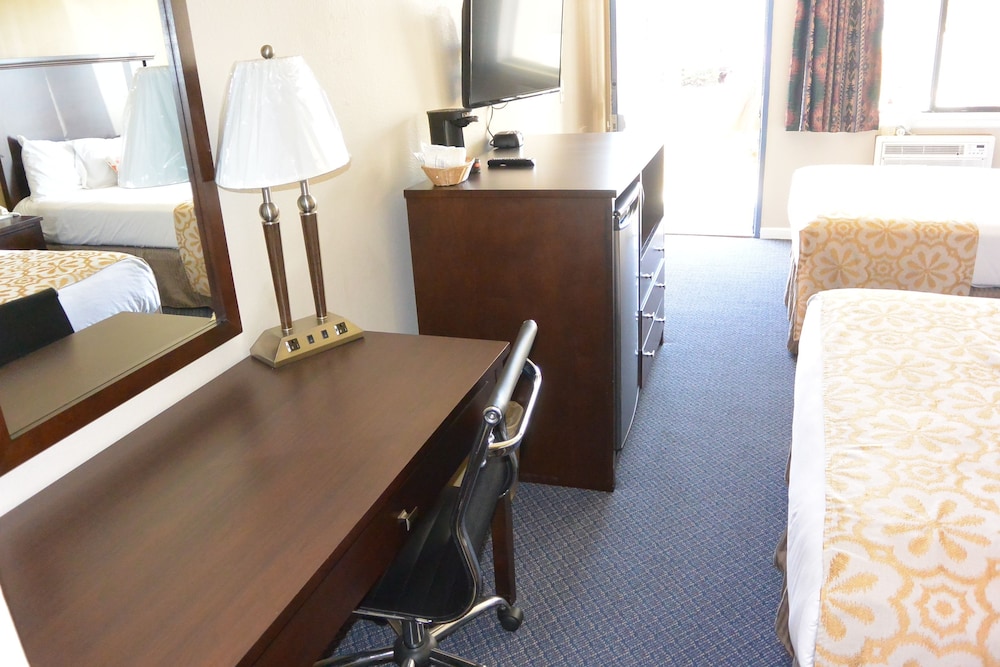 Days Inn by Wyndham Lakewood South Tacoma 45/67