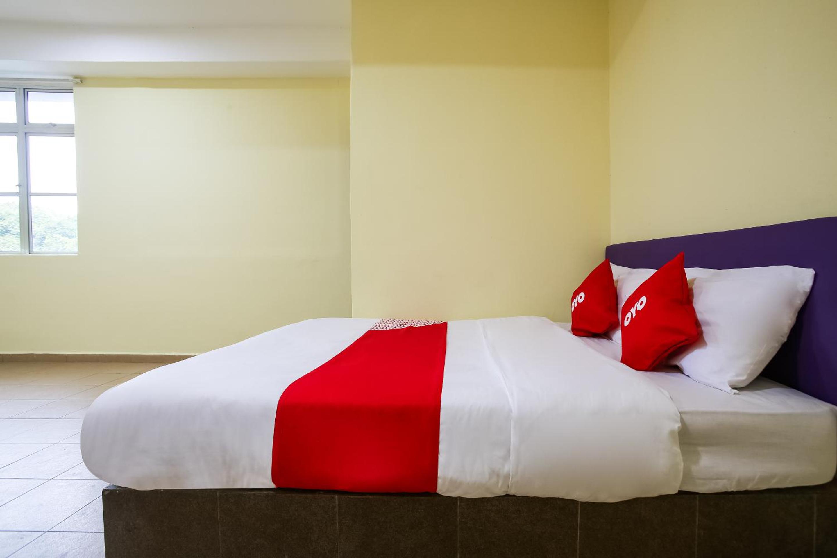 Oyo 89585 Hotel Happy Inn 17/21