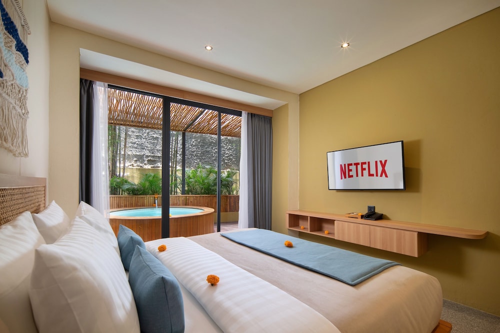 Suite, King Bed, Plunge Pool