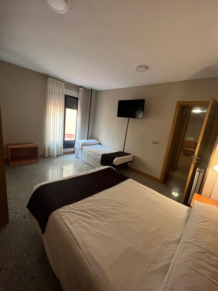 1 BEDROOM, APARTMENT, 1 QUEEN AND 1 SINGLE BED, 2 SOFA