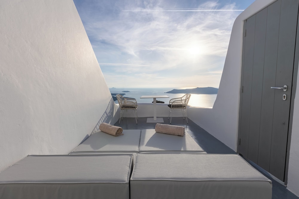Heavens Edge Cliffside Villas & Suites 2/50