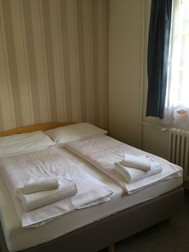 Hotel Tri ruze 8/35