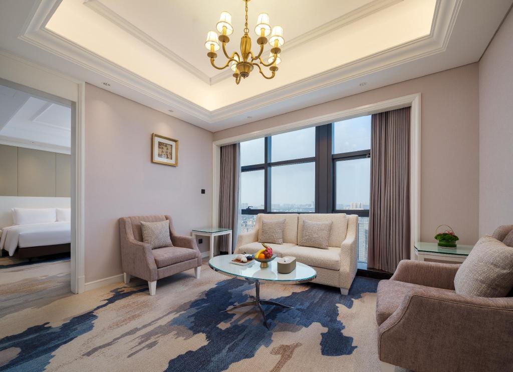 Grand Mercure Wuxi Huishan 52/76