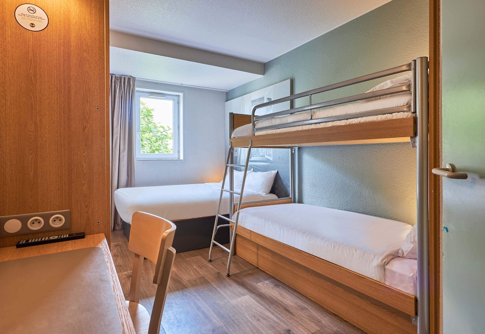 ROOM, QUADRUPLE